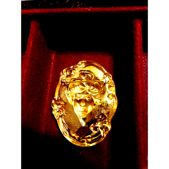 Beautiful Vintage Golden Cameo - Picture 2 of 2